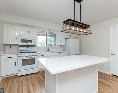 410 Woodlawn Avenue - Photo Thumbnail 6