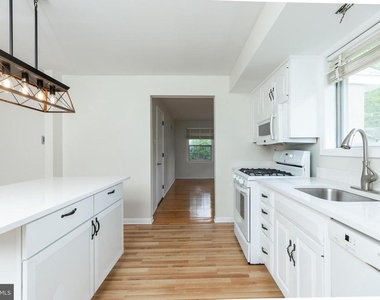 410 Woodlawn Avenue - Photo Thumbnail 9