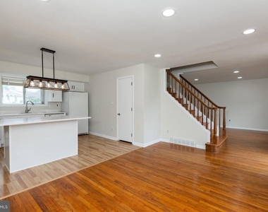 410 Woodlawn Avenue - Photo Thumbnail 4