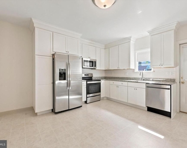 832 N Union Street - Photo Thumbnail 7