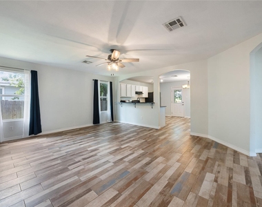 111 Quail Hollow Dr - Photo Thumbnail 2