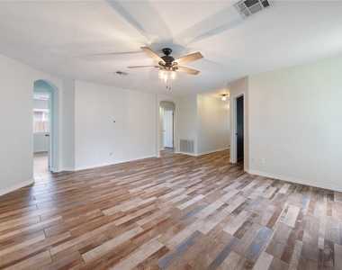 111 Quail Hollow Dr - Photo Thumbnail 1