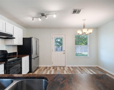 111 Quail Hollow Dr - Photo Thumbnail 3
