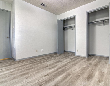 9624 Sugar Hill Dr - Photo Thumbnail 13