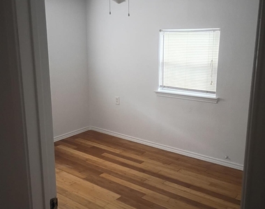1604 Wilson St - Photo Thumbnail 10