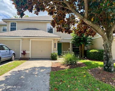 1530 Vineland Circle - Photo Thumbnail 1