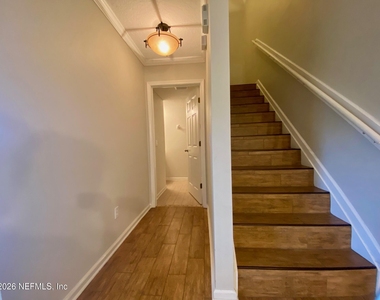 1530 Vineland Circle - Photo Thumbnail 10