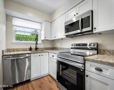22 Comares Avenue - Photo Thumbnail 8