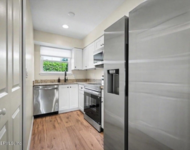 22 Comares Avenue - Photo Thumbnail 7