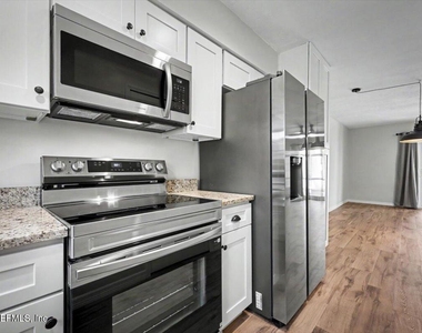 22 Comares Avenue - Photo Thumbnail 9