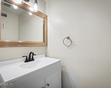 22 Comares Avenue - Photo Thumbnail 4