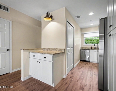 22 Comares Avenue - Photo Thumbnail 6
