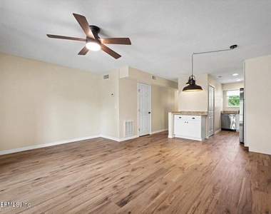 22 Comares Avenue - Photo Thumbnail 13