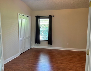1439 Barrington Circle - Photo Thumbnail 17