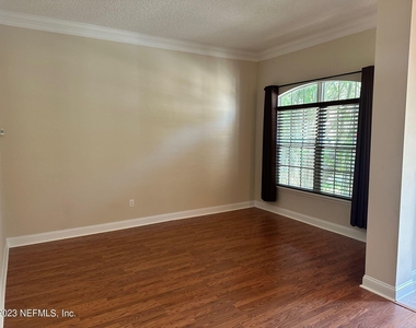1439 Barrington Circle - Photo Thumbnail 2