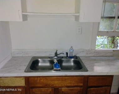 1104 Tyler Street - Photo Thumbnail 10