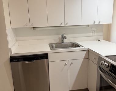 317 Woodlawn Avenue - Photo Thumbnail 2