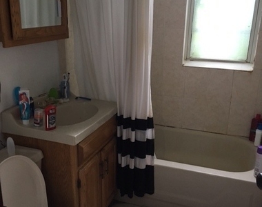 2906 N Greenview Avenue - Photo Thumbnail 11