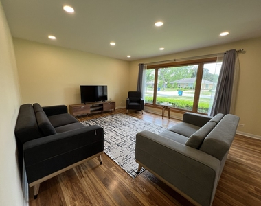 1431 E Emmerson Lane - Photo Thumbnail 3
