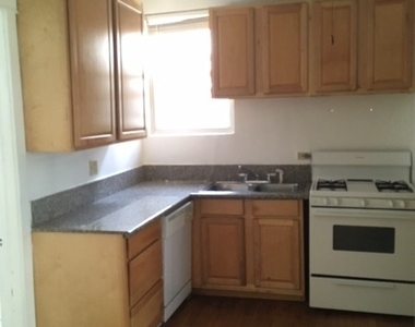 3246 N Seminary Avenue - Photo Thumbnail 2