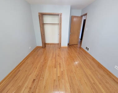 7411 N Claremont Avenue - Photo Thumbnail 10