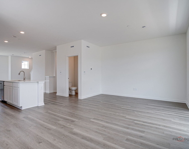 541 Yosemite Way - Photo Thumbnail 7