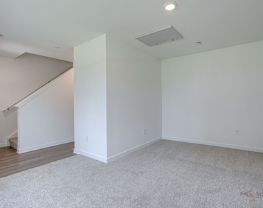 541 Yosemite Way - Photo Thumbnail 4