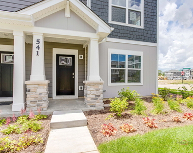 541 Yosemite Way - Photo Thumbnail 2