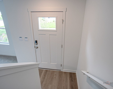 541 Yosemite Way - Photo Thumbnail 3
