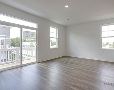 541 Yosemite Way - Photo Thumbnail 12