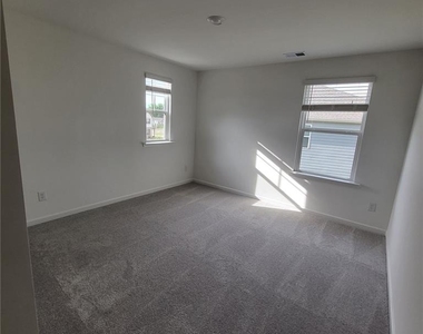 448 Golden Eagle Parkway - Photo Thumbnail 12