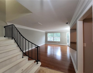 6980 Roswell Road - Photo Thumbnail 2
