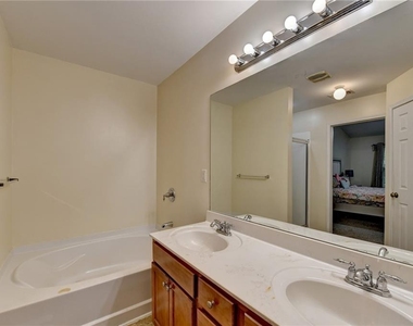 2602 Pierce Brennen Court - Photo Thumbnail 32