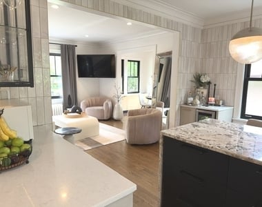 738 N Pine Avenue - Photo Thumbnail 9