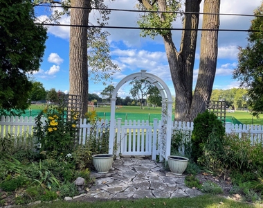 2546 Laurel Lane - Photo Thumbnail 8