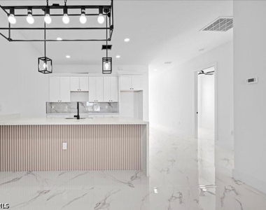 913 Ne 15th Lane - Photo Thumbnail 3