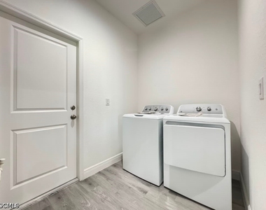 537 Greenbriar Boulevard - Photo Thumbnail 10