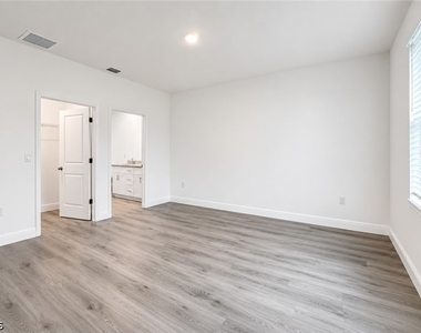 537 Greenbriar Boulevard - Photo Thumbnail 2