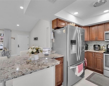 221 Ne 23rd Avenue - Photo Thumbnail 13