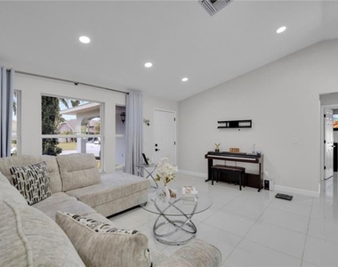 221 Ne 23rd Avenue - Photo Thumbnail 6