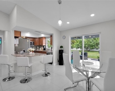 221 Ne 23rd Avenue - Photo Thumbnail 8