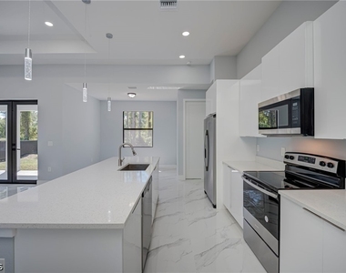 872 Spaulding Street E - Photo Thumbnail 8