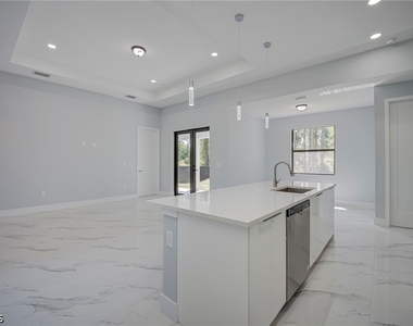 872 Spaulding Street E - Photo Thumbnail 11