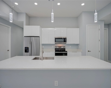 872 Spaulding Street E - Photo Thumbnail 7