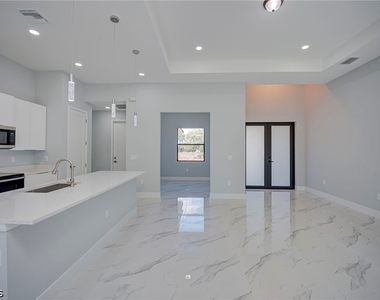 872 Spaulding Street E - Photo Thumbnail 4