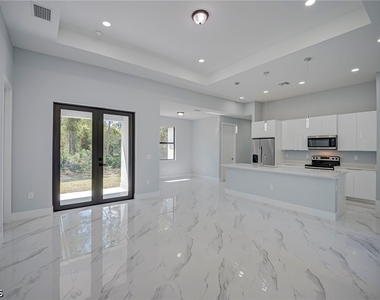 872 Spaulding Street E - Photo Thumbnail 5