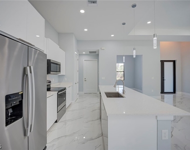 872 Spaulding Street E - Photo Thumbnail 9