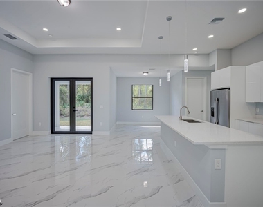 872 Spaulding Street E - Photo Thumbnail 2
