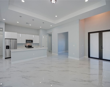 872 Spaulding Street E - Photo Thumbnail 6