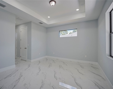 872 Spaulding Street E - Photo Thumbnail 14